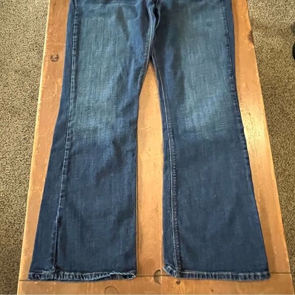 Levi’s 526 Slender Bootcut Jeans - Picture 4 of 9